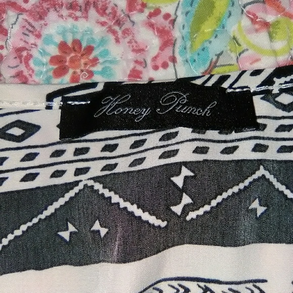 High end BTQ cream and black tribal print dress - Picture 5 of 5